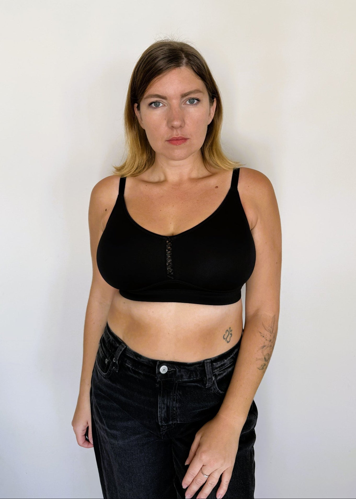 חזייה ללא ברזלים מידות גדולות - ג'וי - שחור