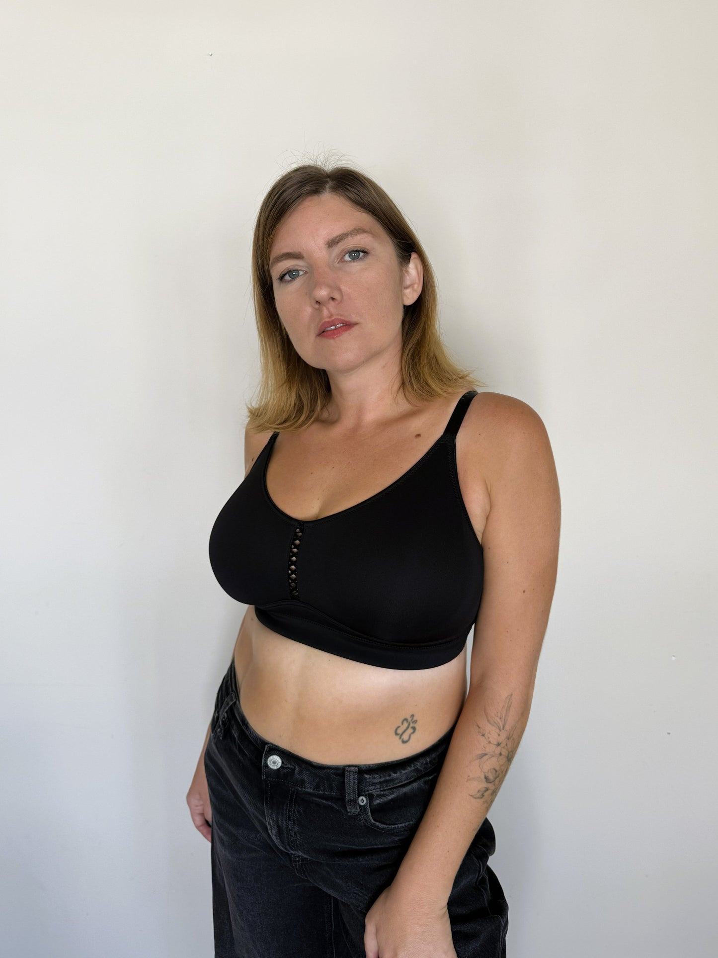 חזייה ללא ברזלים מידות גדולות - ג'וי - שחור