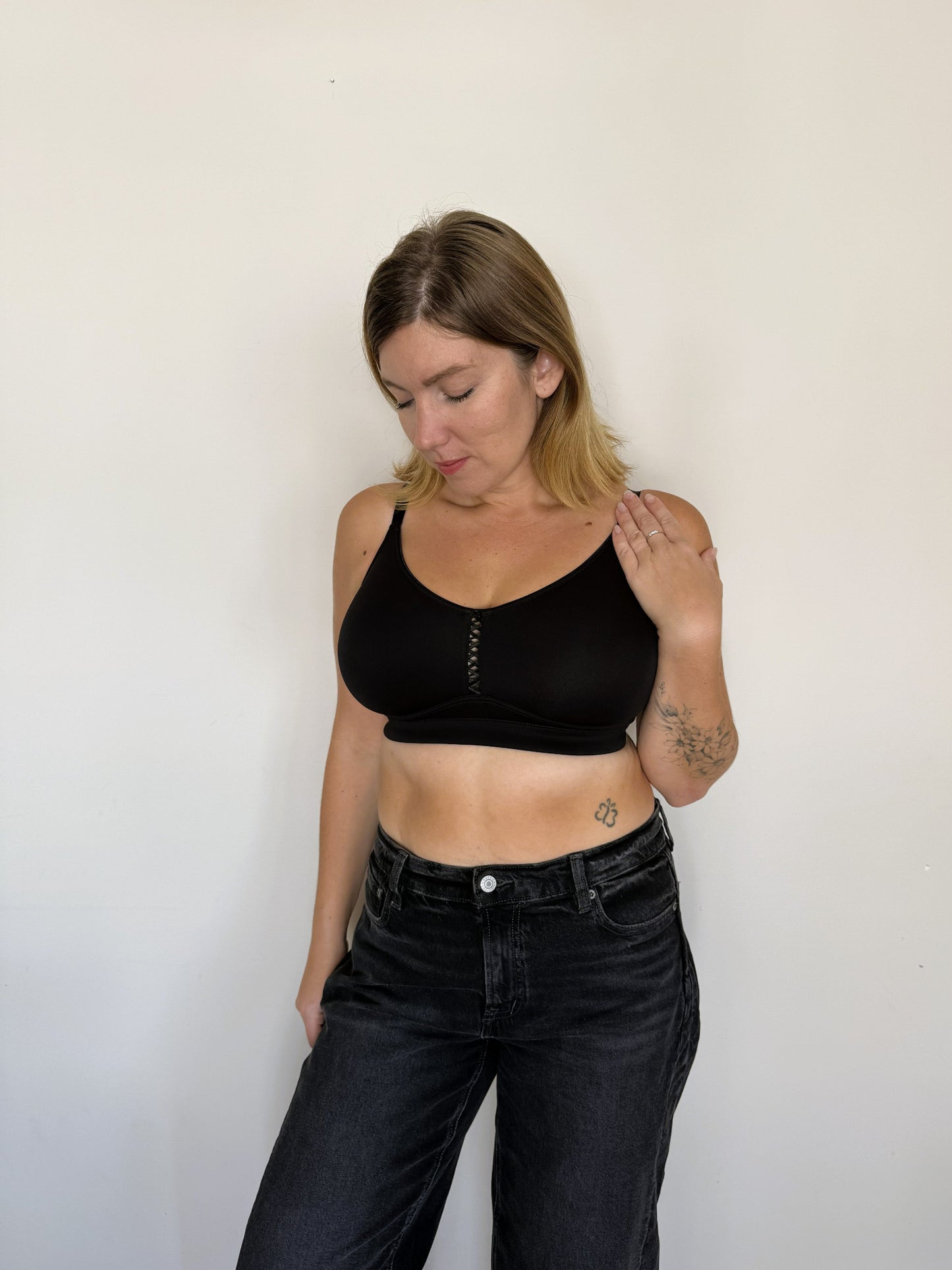 חזייה ללא ברזלים מידות גדולות - ג'וי - שחור