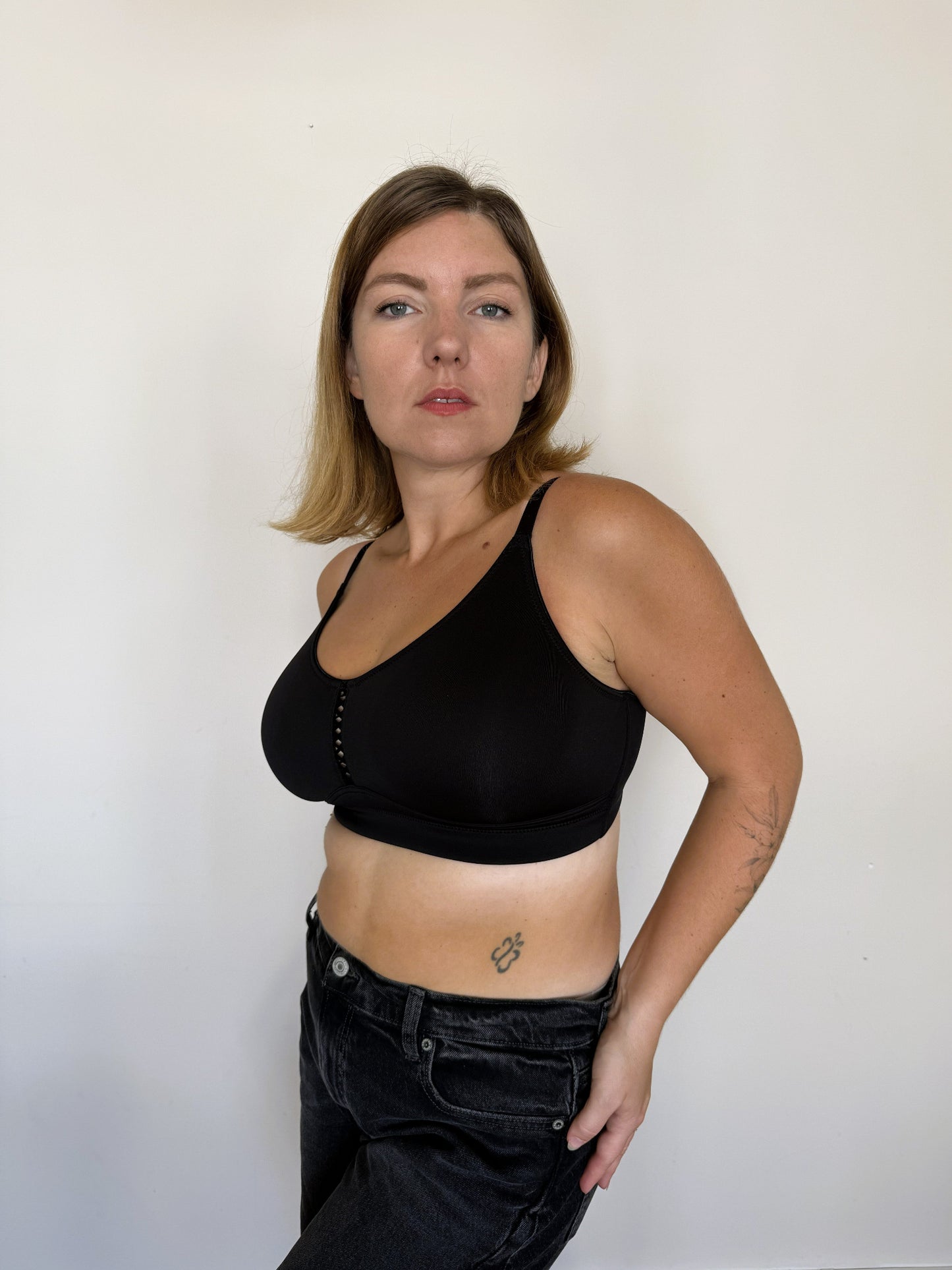 חזייה ללא ברזלים מידות גדולות - ג'וי - שחור