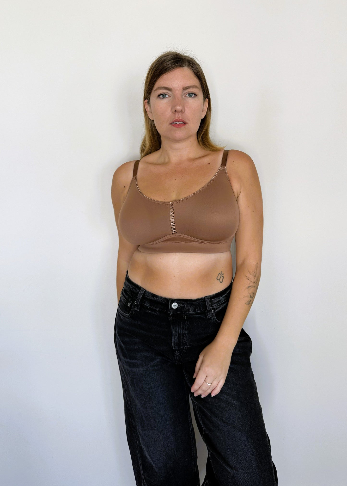 חזייה ללא ברזלים מידות גדולות - ג'וי - גוף כהה