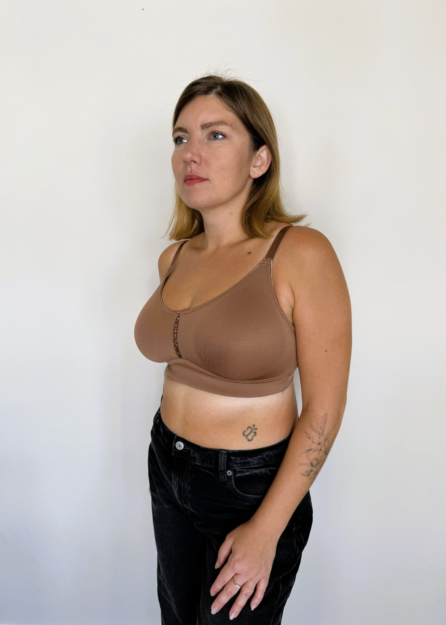 חזייה ללא ברזלים מידות גדולות - ג'וי - גוף כהה