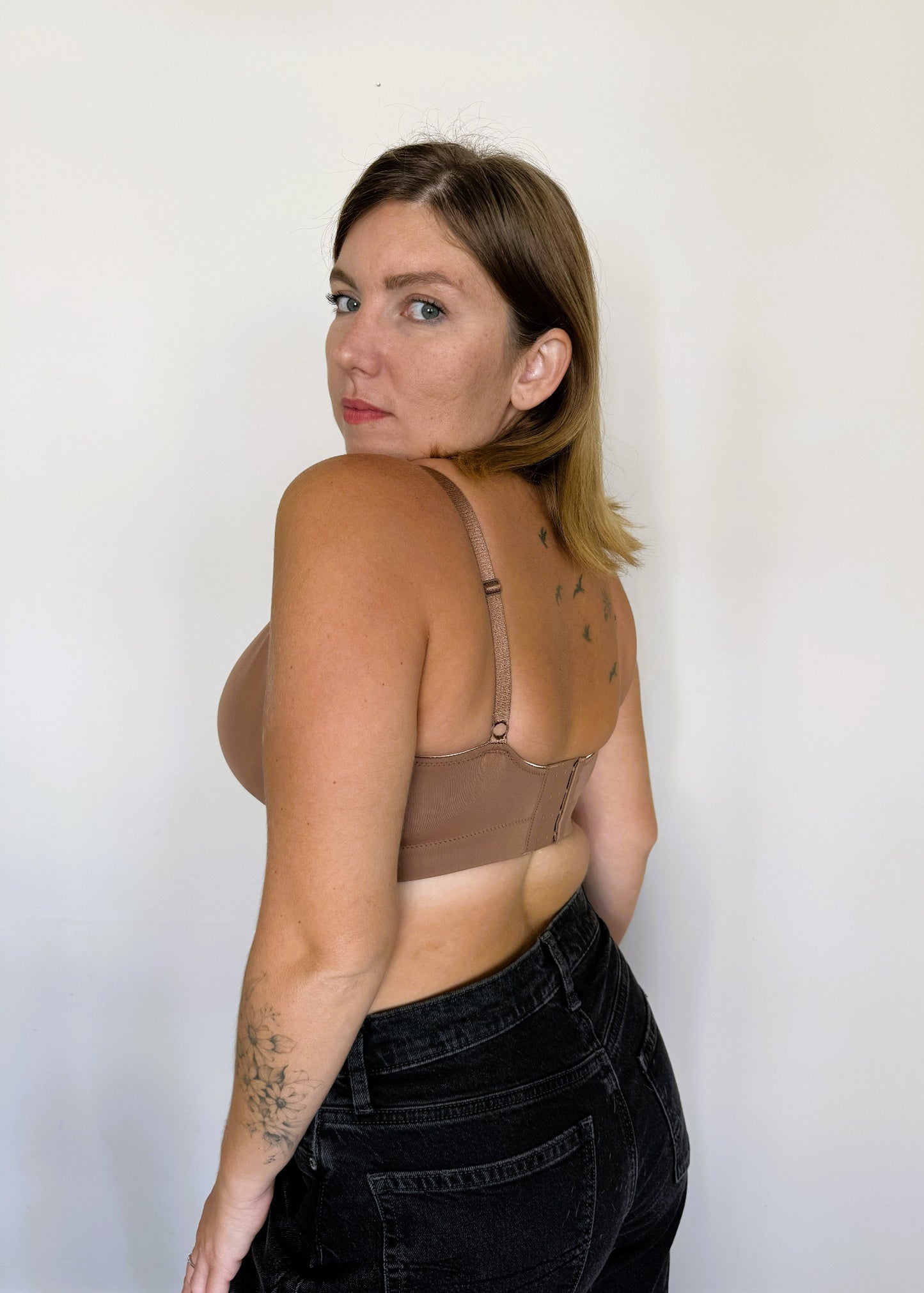 חזייה ללא ברזלים מידות גדולות - ג'וי - גוף כהה