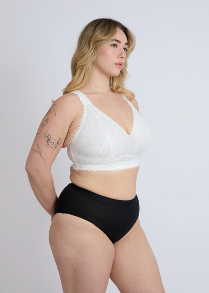 Side profile photograph of the blonde plus-size model from image_17.png wearing the Kimi wire-free lace bra, with product descriptive text and editor UI on the left.